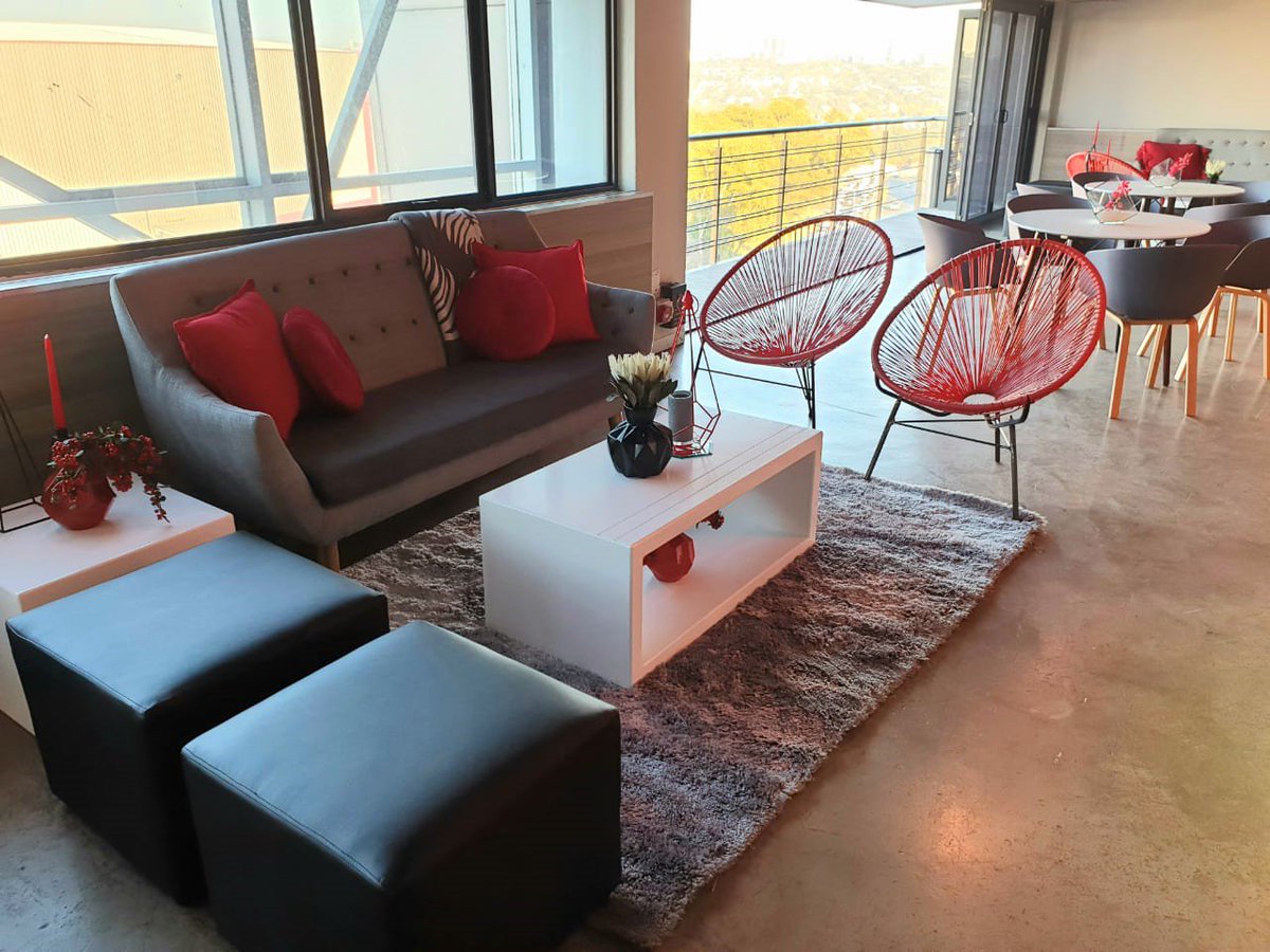 Last week we hosted an intimate full day conference followed by a networking cocktail for <a href="/VWVGroup/">VWV Group</a>. We loved this non-traditional setup and pops of red.
#eventing #eventlife #conference #cocktail #levelthree