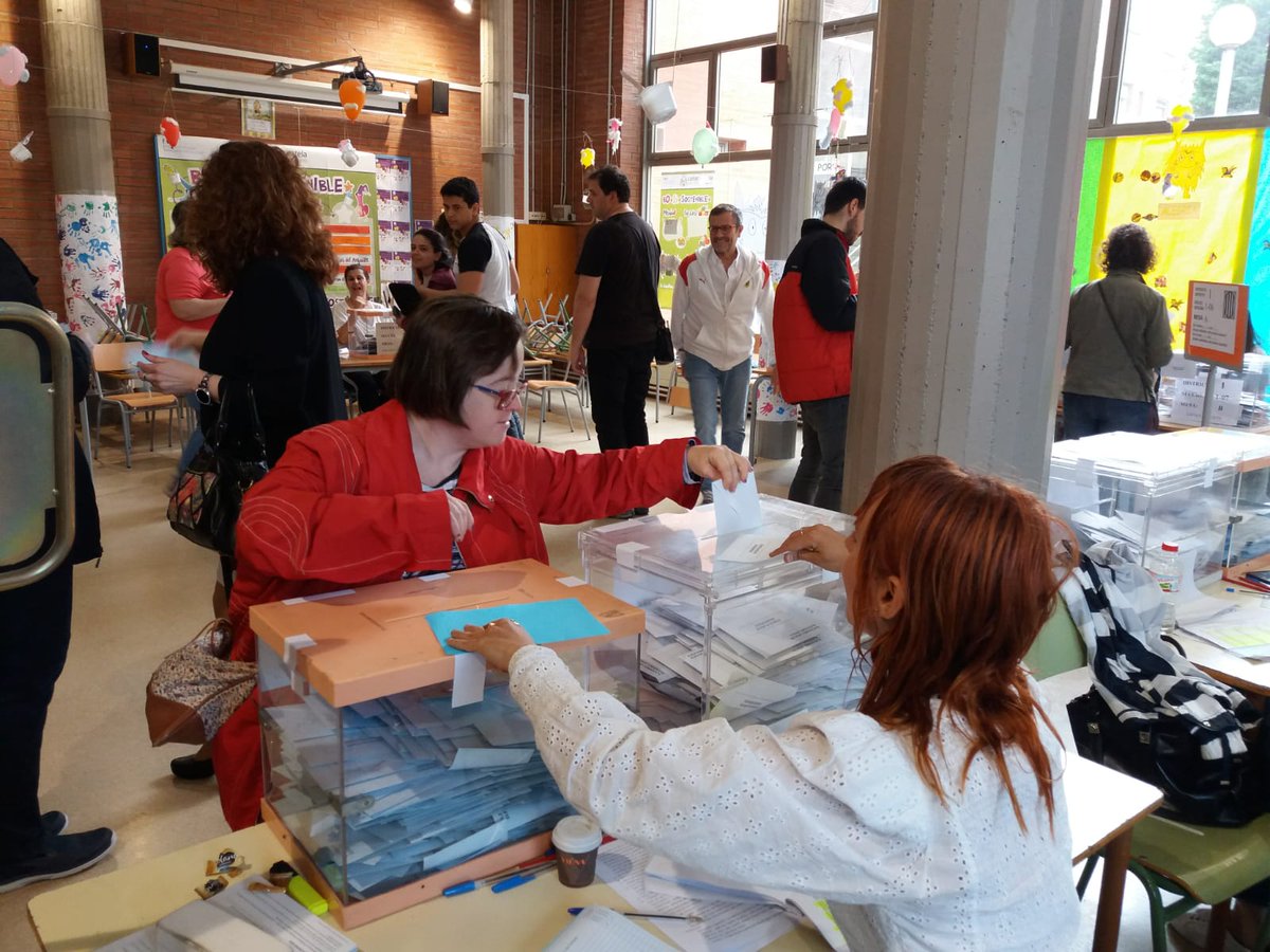 AndiDownSbd's tweet photo. Ahir vam exercir un dels nostres drets: votar en les eleccions municipals i europees. Perquè som #singularscomtothom . #inclusió https://t.co/VwbUC6RrJw