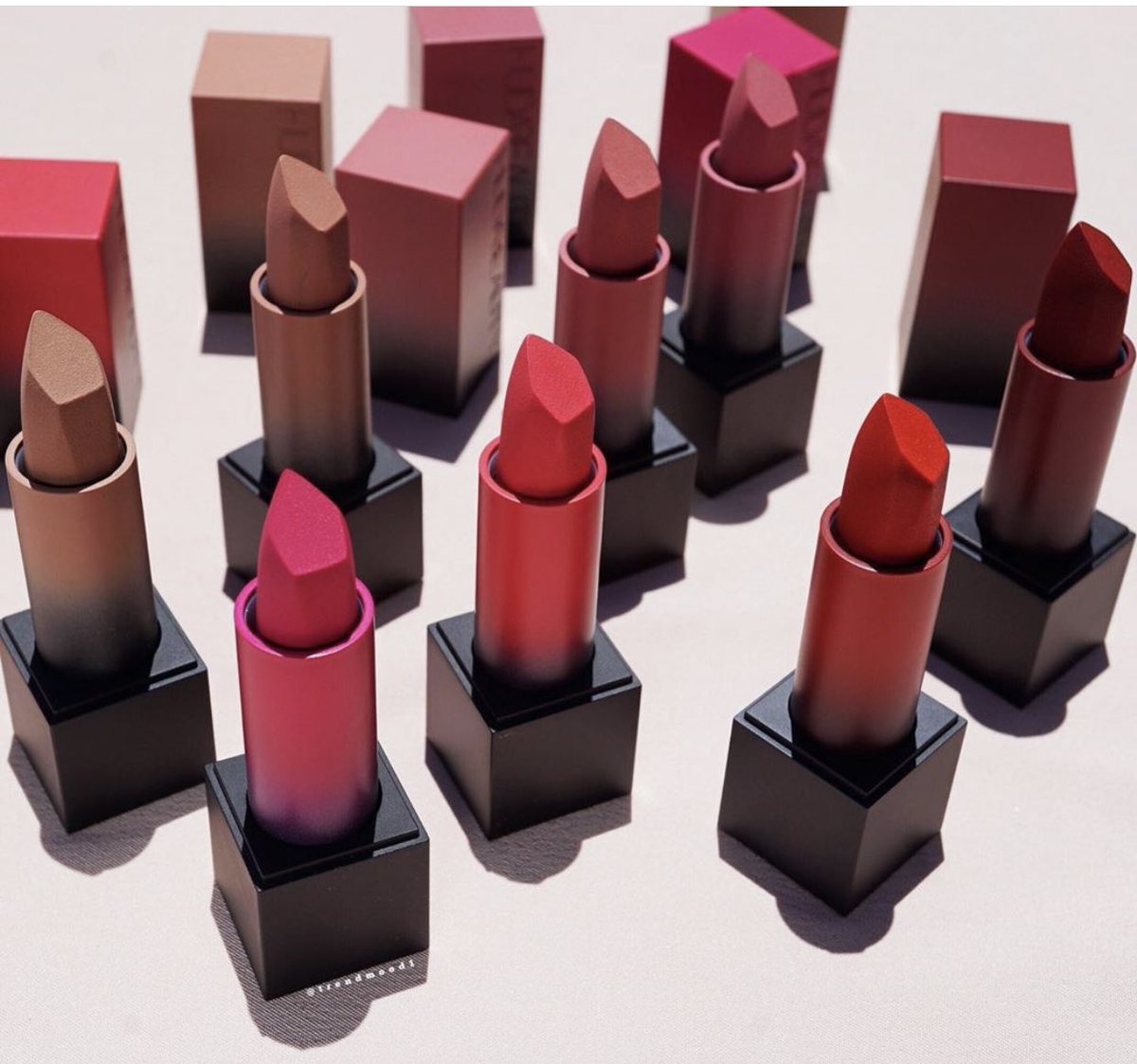 Trendmood's tweet photo. Available Now! ๐จLINK โก๏ธ https://t.co/yns9vsa9as Online @sephora @hudabeauty NEW #IconsCollection Matte #PowerBullets SHADES ๐๐ maximum comfort, maximum pigmentation, cool and warm tones with a diamond shape tip which makes it easy for application $25 each https://t.co/uYFnbsKHqL