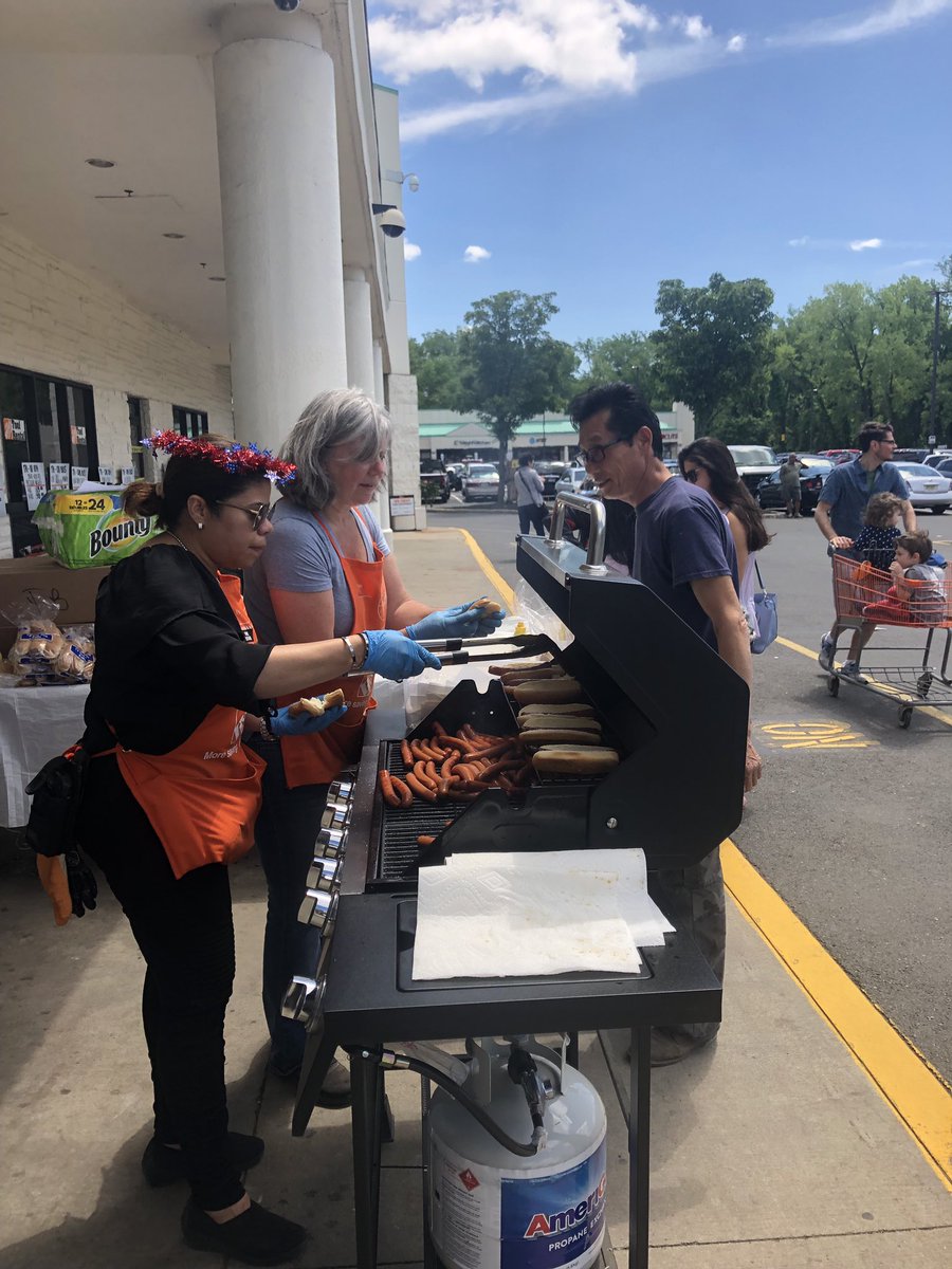 timbehr98's tweet photo. What a weekend! Saturday in #HD983 was cranking. Happy customers at the grill w/ SM @jazzyd3601 and $aving with HD Memorial Day deals.
Last day for customers to load up on #BehrRebate is today. Happy Memorial Day y’all and THANKS TO ALL VETERANS!!! @LemmaTony @Tino_Longobardi https://t.co/czRhXLTmKP