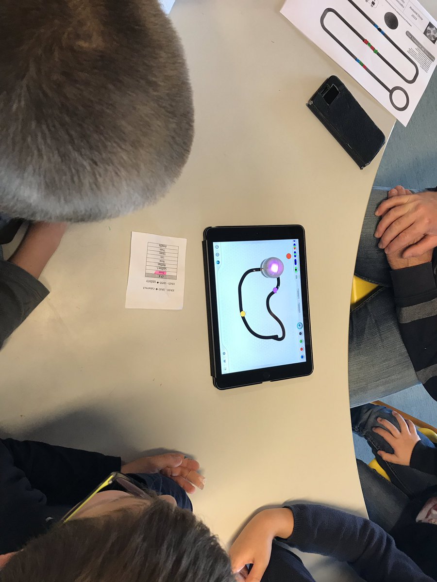 RubanYannick's tweet photo. Les robots à des fins pédagogiques pour susciter l'intérêt vis-à-vis de la programmation, pour découvrir la pensée algorithmique ... Belle illustration aujourdhui à l'école publique de St Georges des Groseillers ... @dsden61 @DaneCaen @acCaen https://t.co/1axRPqxSZb