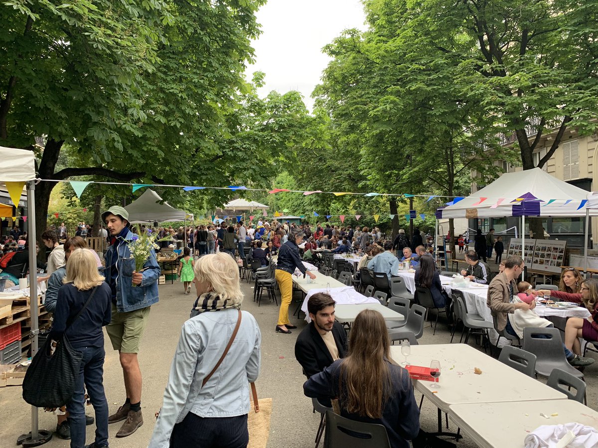 FVauglin's tweet photo. Merci au @lezingamparis et à ses voisins d’avoir organisé cette belle fête avec ses agriculteurs / producteurs fidèles, dans la rue aux enfants qui n’a jamais sur bien porté son nom (rue du général Renault). cc @camillelab @jonas_pariente #Paris11 https://t.co/BJuNz13Xnb
