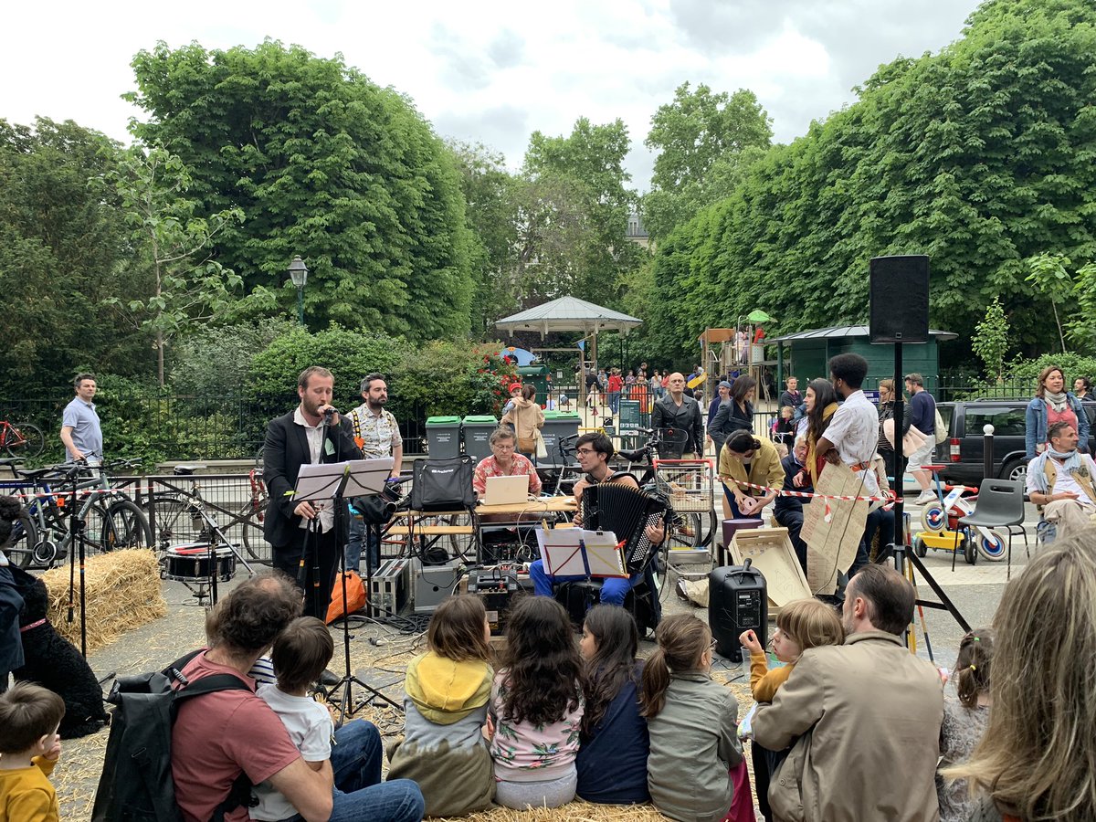 FVauglin's tweet photo. Merci au @lezingamparis et à ses voisins d’avoir organisé cette belle fête avec ses agriculteurs / producteurs fidèles, dans la rue aux enfants qui n’a jamais sur bien porté son nom (rue du général Renault). cc @camillelab @jonas_pariente #Paris11 https://t.co/BJuNz13Xnb