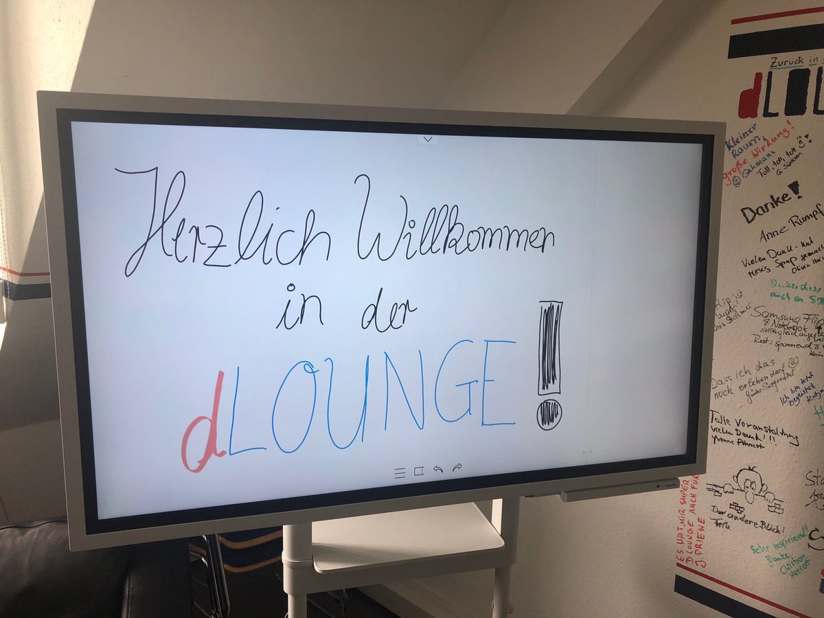 ADressel's tweet photo. @FHH_FB hat als erste & einzige Hamburger Behörde seit kurzem eine Digitallounge, unsere #dlounge. Hier können unsere Kolleginnen & Kollegen neue digitale Anwendungen ausprobieren & testen. #Digitalisierung geht alle an & gelingt nur gemeinsam - wir packen‘s an 👍! https://t.co/ALDdQph3jv
