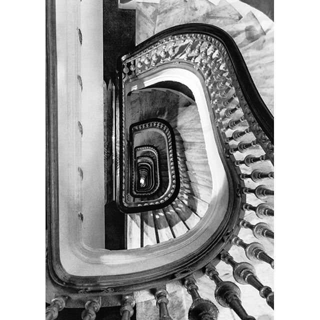 Curve
•
•
•
•
•
#vernamm
#staircasefriday 
#theworldneedsmorespiralstaircases 
#stairwalkers
#stairsandsteps 
#sfe_ss
#art_chitecture_
#creative_architecture
#lookingup_architecture 
#minimal_lookup
#jj_geometry 
#arkiminimal 
#tv_pointofview
#tv… bit.ly/30Ookta
