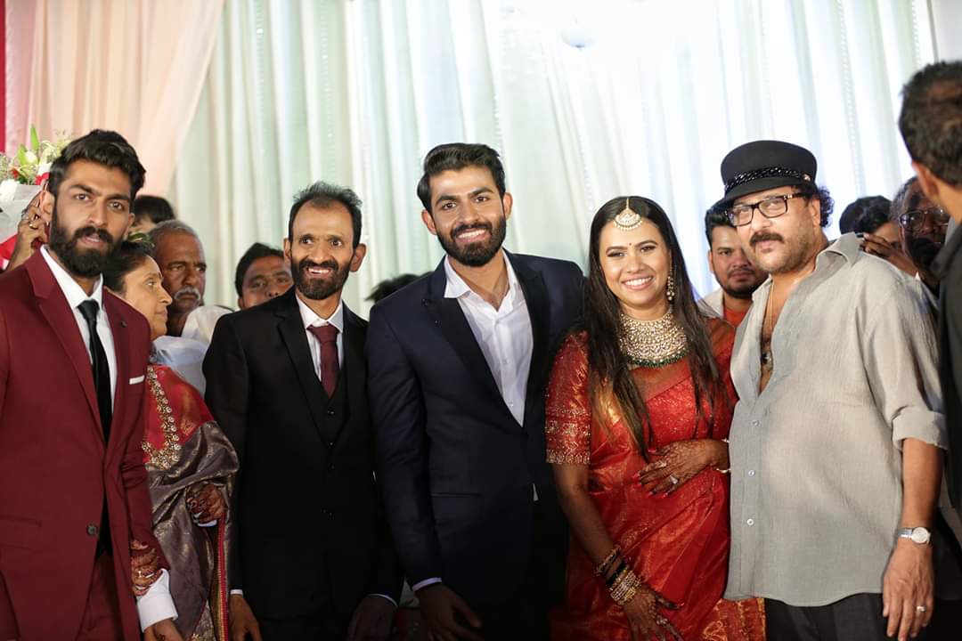 MalluGuttedar55's tweet photo. ಪ್ರೀತಿಯ "ಯುವ ರಾಜಕುಮಾರ" ಅವರ ಮದುವೆ ಸಂಭ್ರಮದಲ್ಲಿ😘😍
#Shivanna
#megastar
#Crezy_star
#Rocking_star https://t.co/3d6qy88qgs