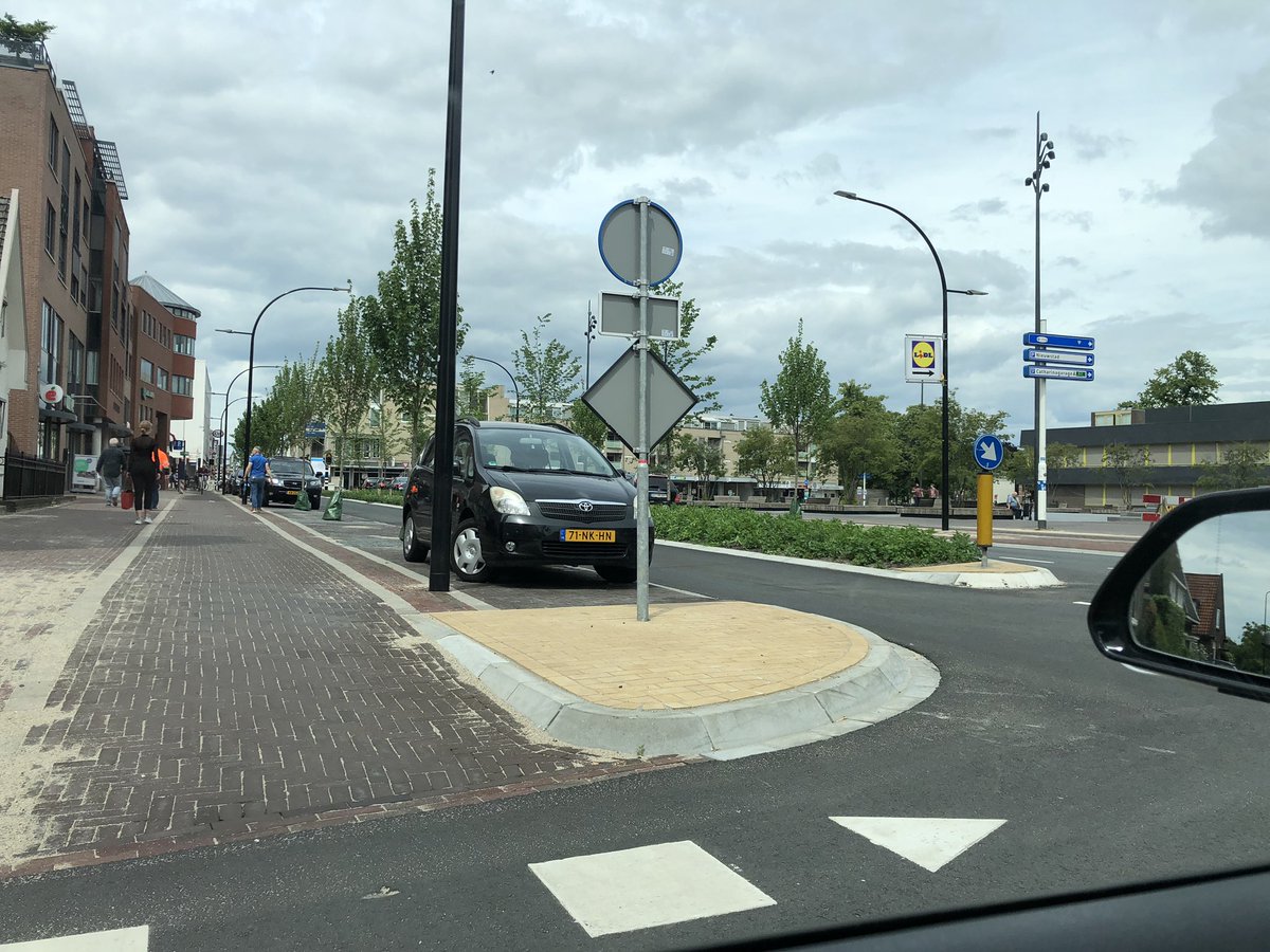 ivostok's tweet photo. @gemeenteDchem mooi die nieuwe Terborgseweg, maar niet overzichtelijk! Als alle parkeerplaatsen bezet zijn heb je totaal geen zicht op de weg en moet je wachten op het (ook al zo onduidelijke) fietspad. Dit is vragen om ongelukken. https://t.co/prLszVUWox