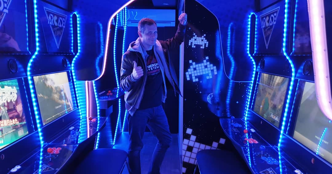 Marcuszeboulet's tweet photo. L'arcade vient jusqu'à vous grâce à Arcade Tour 🕹
Alors que la salle d'arcade a quasiment disparu, la team l'a rendu mobile en transformant un camion en lieu magique de nostalgie 🎮
C'est la belle découverte de @FrPopcon de Narbonne 😉
https://t.co/OiCfptMujQ https://t.co/I6ib2wPyRn