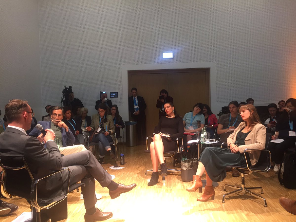 RTL_DE_Politik's tweet image. Dr. Tobias Schmid, Direktor @LFMNRW on the panel ‚Don’t hit the delete button! How prosecutors and lawmakers hope to fight #HateSpeech and #SocialBots‘: „Facebook and Twitter have the responsibility to cooperate in the prosecution of #HateSpeech.“ @DW_GMF #dw_gmf