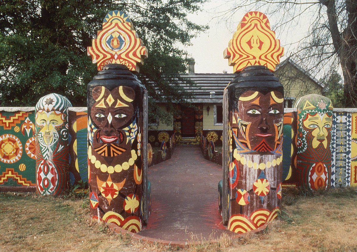 RawVisionMag's tweet photo. #EddieOwensMartin, a #selftaughtartist who called himself #StEOM, spent the last half of his life building an #artenvironment named #Pasaquan near #BuenaVista in #MarionCounty, Georgia.
https://t.co/19uWmrvGgM
#outsiderart #outsiderartist #selftaughtart #largescaleart #RawVision https://t.co/lImjn4we6G