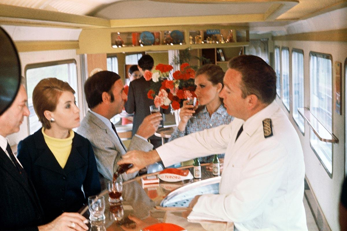 citedutrain's tweet photo. 🕺 #BackToTheFuture #Mulhouse Revivez l'ambiance des années 70, vendredi 7 juin, à l'occasion de notre soirée anniversaire #Mistral69.
⏳ Dernières tables disponibles ➡️ https://t.co/HxGNn7RRti
📷 Archives #SNCF | SARDO https://t.co/qNdWyRARFa