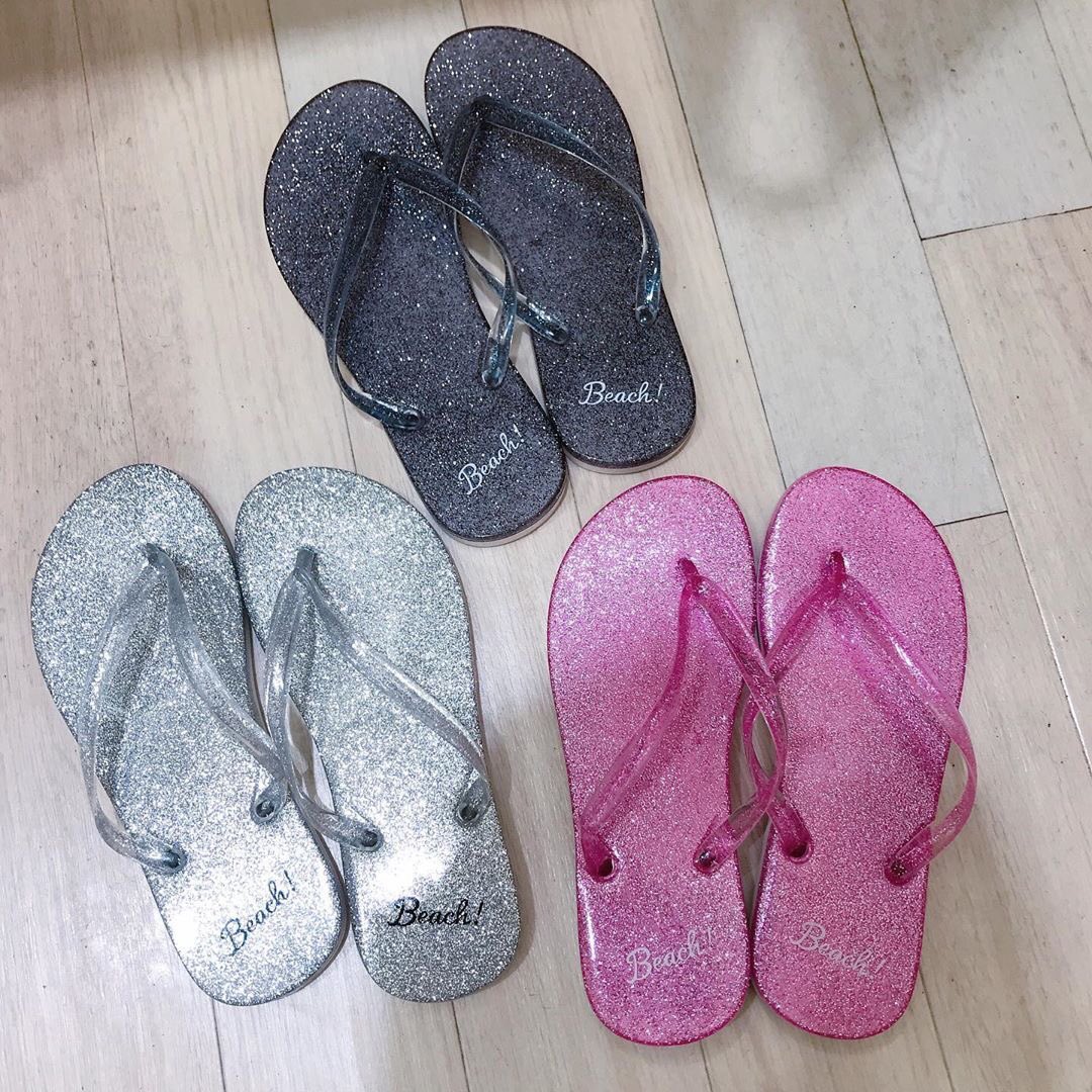 3coinsスリーコインズ 公式 Ar Twitter 海やプールにも大活躍 水に濡れても安心なクリアサンダルが登場 ベランダ用スリッパとしても また ビーチサンダルも入荷中 フルーツクリアサンダル スイカ レモン フリーサイズ モデル 約24cm ラメビーチサンダル