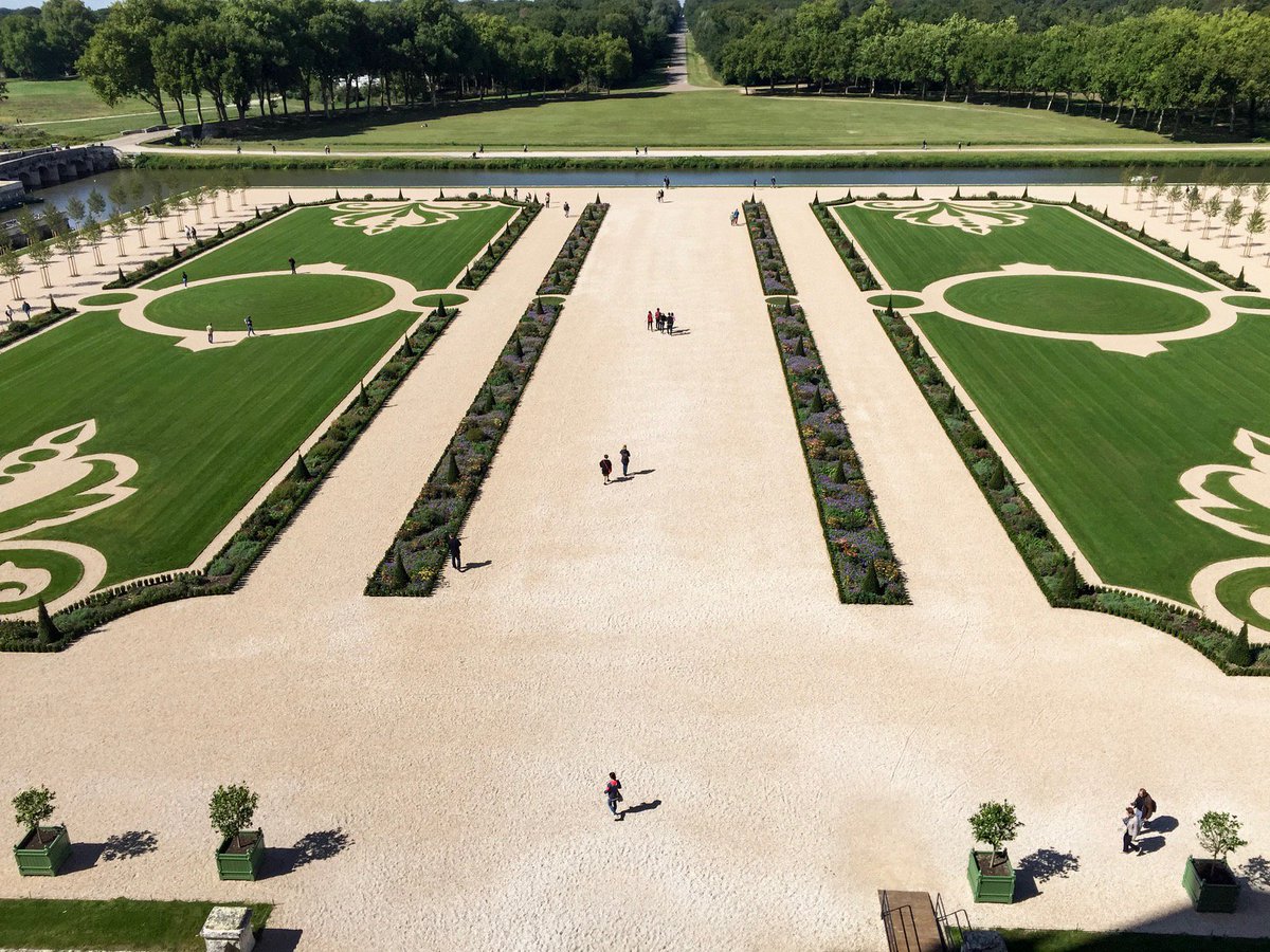 PontdesartsRFI's tweet photo. Aujourd'hui, @JFCadet_RFI emmène tous les auditeurs de @RFI au @domainechambord qui fête cette année ses 500 ans ! Nous reviendrons sur son histoire d'hier à aujourd'hui (en évoquant également l'avenir) à travers la belle exposition "Chambord, 1519-2019, l’utopie à l’œuvre". https://t.co/Z8HkMqpqfh