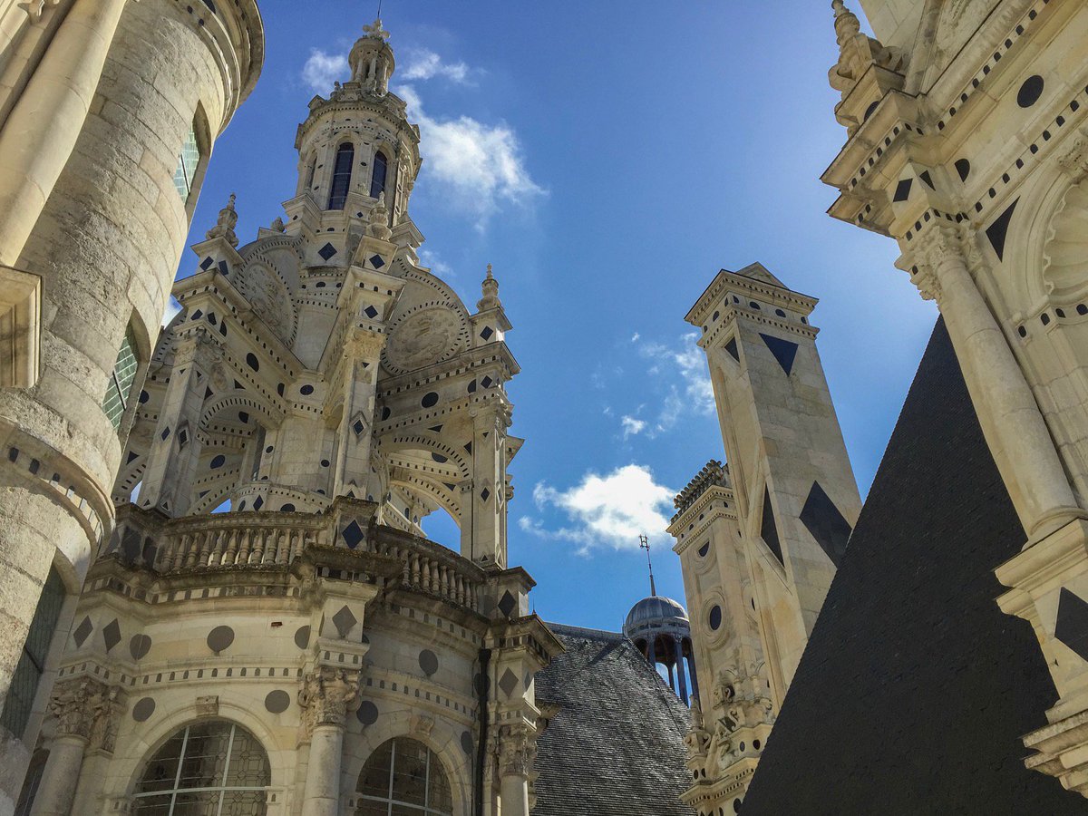 PontdesartsRFI's tweet photo. Aujourd'hui, @JFCadet_RFI emmène tous les auditeurs de @RFI au @domainechambord qui fête cette année ses 500 ans ! Nous reviendrons sur son histoire d'hier à aujourd'hui (en évoquant également l'avenir) à travers la belle exposition "Chambord, 1519-2019, l’utopie à l’œuvre". https://t.co/Z8HkMqpqfh