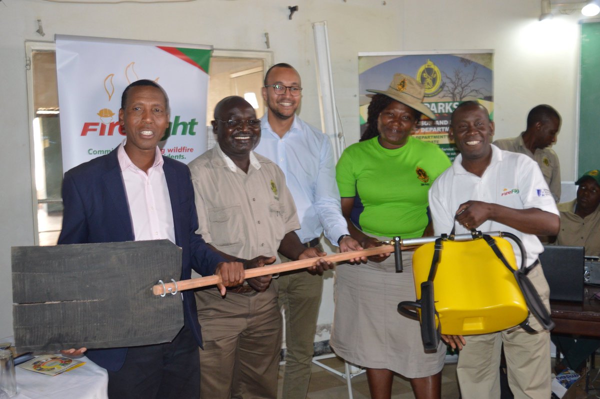 Zimparks's tweet photo. Zimparks in-partnership with the Konrad Adenauer Foundation and Fire-Fight held a workshop in Matobo National Park recently. The aim of the workshop was set to equip communities living within the area with skills and equipment to prevent and handle fires within their communities https://t.co/PGeoDFE2QM