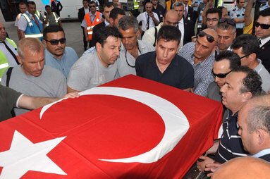 aliturksen's tweet photo. Sadettin Doğan kardeşimi bilen bilir. Poyrazköy davasında müebbet hapisle yargılandığımız, Kardak’a beraber çıktığımız SAT Komandosu. FETÖ tarafından hedef alındığı için erken emekli olup, çalışmak için gittiği Somali’de çeteler tarafından öldürüleli 5 sene oldu. https://t.co/dqfcu3g6kl