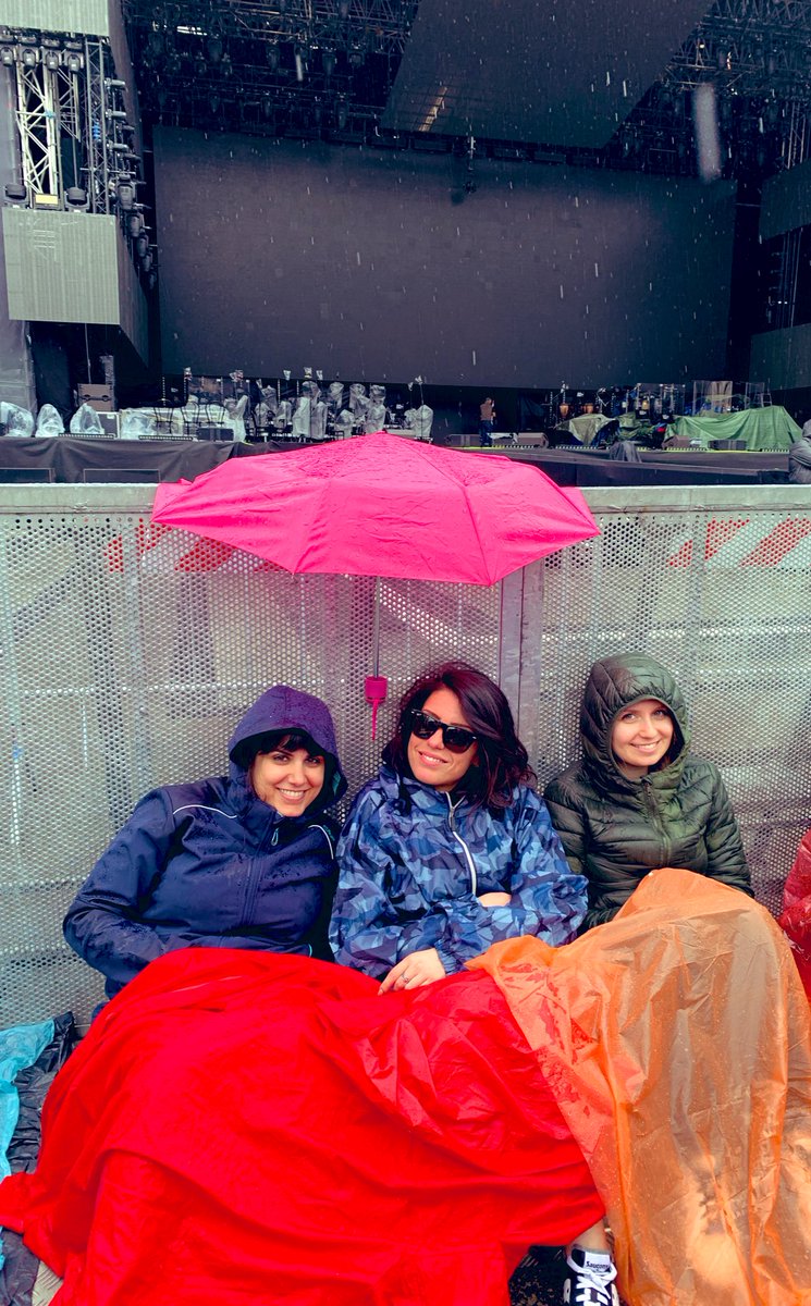 Sere_pully's tweet photo. E nonostante questa pioggia, siamo qui (accampate) per sostenerti anche stasera @MetaErmal 💛🐺

#ErmalMeta #RiLive https://t.co/xDmtaks61b