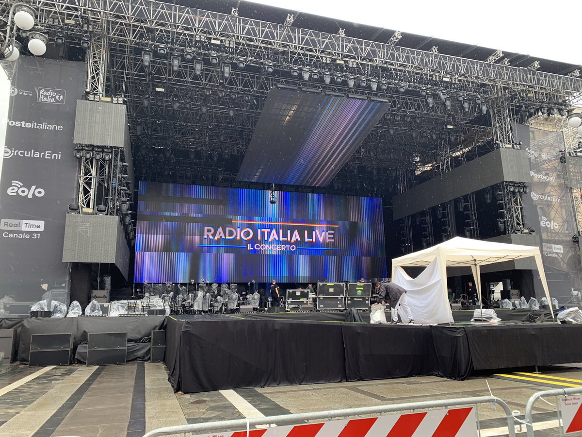 Sere_pully's tweet photo. E nonostante questa pioggia, siamo qui (accampate) per sostenerti anche stasera @MetaErmal 💛🐺

#ErmalMeta #RiLive https://t.co/xDmtaks61b