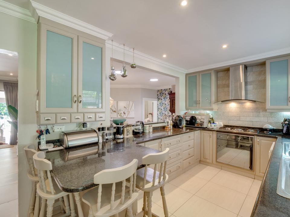 LeadhomeSA's tweet photo. PRICE REDUCED! This stunning 5-bed home in Rouken Glen, Westville was #JustReduced to R2,750,000. Book a viewing & view more πΈ here: https://t.co/V1dgSPqmfl or βοΈ call 010 590 3088. #Leadhome #OneFlatFee #RealEstate #HotProperties https://t.co/8ykTFkPXjm