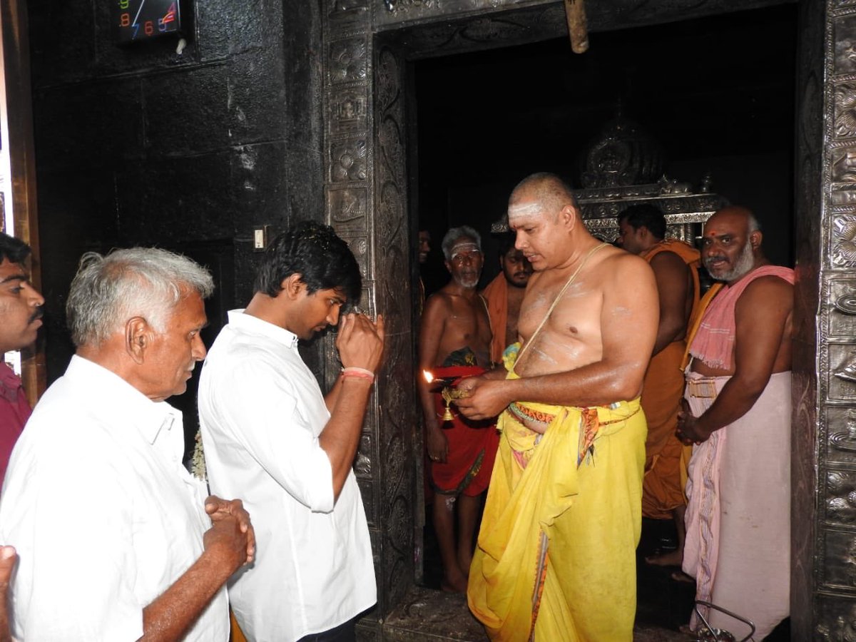 DevarayaluSri's tweet photo. కొట్టపకొండ త్రికోటేశ్వర స్వామి వారిని దర్శించుకున్న లావు శ్రీ కృష్ణదేవరాయలు గారు. https://t.co/WbXrZHZgRj