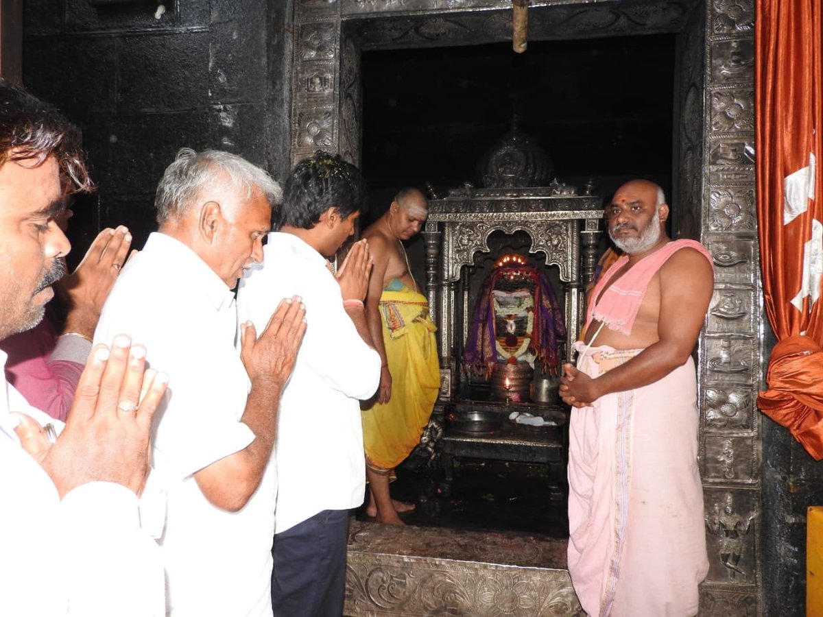 DevarayaluSri's tweet photo. కొట్టపకొండ త్రికోటేశ్వర స్వామి వారిని దర్శించుకున్న లావు శ్రీ కృష్ణదేవరాయలు గారు. https://t.co/WbXrZHZgRj