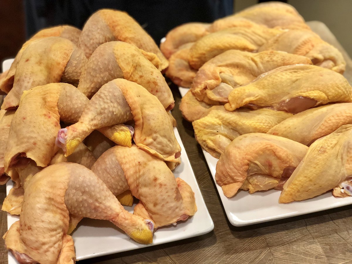 ChateaubriandJU's tweet photo. Onze franse Label Rouge maïskippen worden elke dag weer vers voor u uitgebeend! Heerlijk mals vlees dat u kunt bakken of in de oven kunt bereiden! 🐓 #maiskip #labelrougechicken #pouletlabelrouge #labelrouge #poulet #chateaubriand #meesterslager https://t.co/FfGXStt9Wx