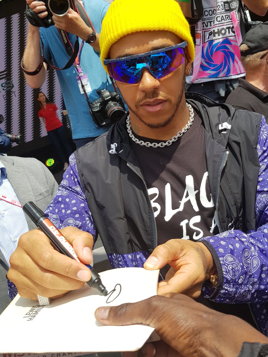 roche_rk's tweet photo. Tellement content de la victoire du poto @lewishamilton #TeamLH #F1 #formula1 #driver #top #MonacoGP https://t.co/ru7X5PBEVj