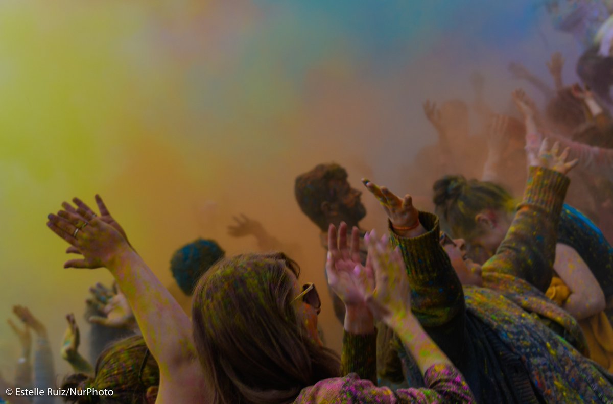 Picturenews_ER's tweet photo. Explosion de #Couleurs hier pour la clôture des @DebordDeLoire avec #ColorOfTime de la compagnie #artonik #holi #india @Nantes #festival #Nautisme #danse ➡️ https://t.co/SkU7jXvokY https://t.co/P2YtbF3Pof
