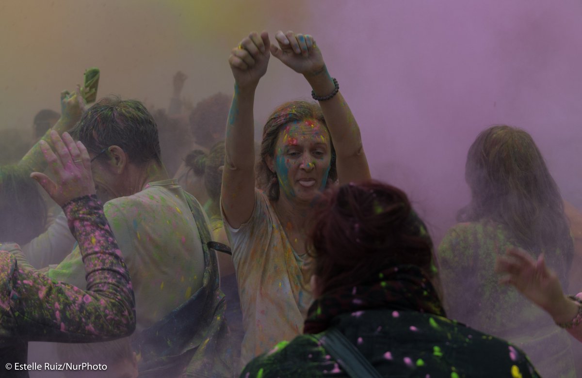 Picturenews_ER's tweet photo. Explosion de #Couleurs hier pour la clôture des @DebordDeLoire avec #ColorOfTime de la compagnie #artonik #holi #india @Nantes #festival #Nautisme #danse ➡️ https://t.co/SkU7jXvokY https://t.co/P2YtbF3Pof