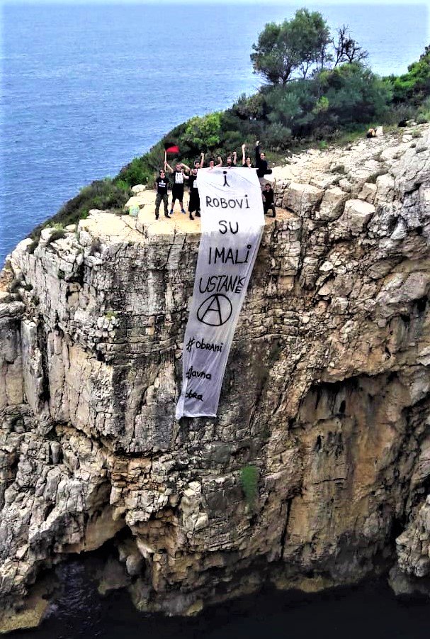 MrezaAnarhista's tweet photo. Stijene i more pripadaju svima #Muzil (Pula, svibanj 2019.) https://t.co/MR9O7FeMve