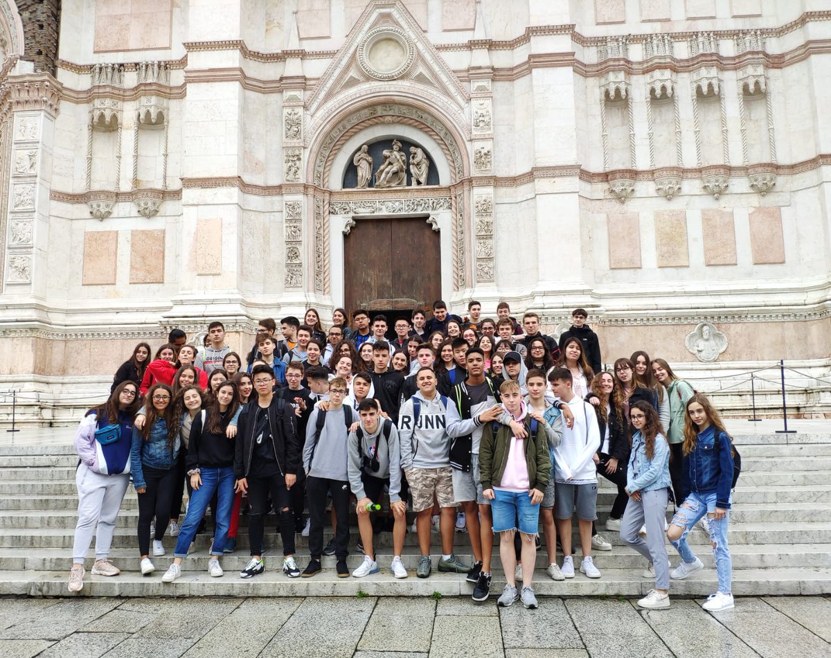 webjmsantandreu's tweet photo. Comença el viatge a Itàlia de 4t ESO. Avui Bologna #SonJM #gaudimaprenent #finalESO https://t.co/6L1wSt5NDl