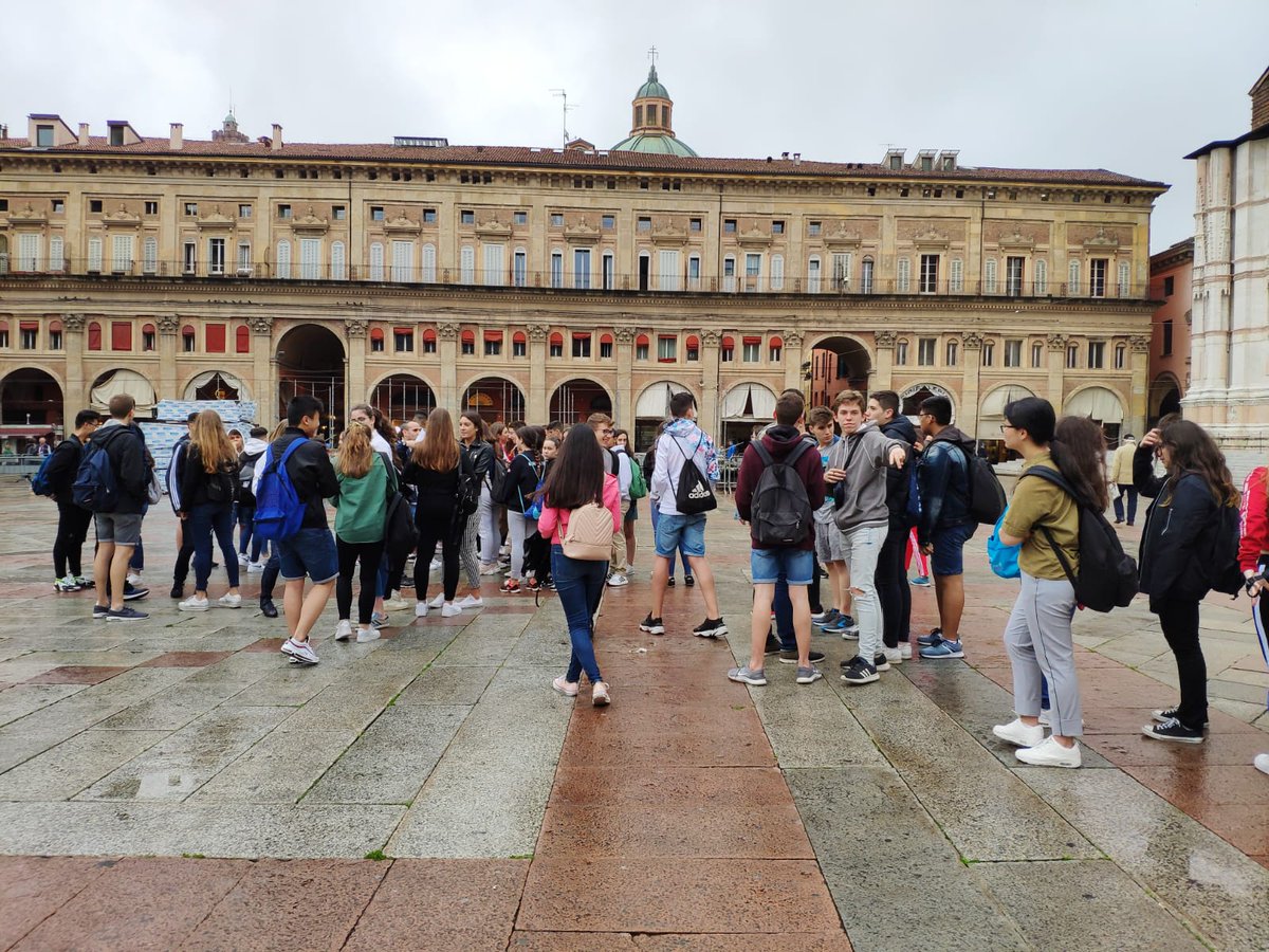 webjmsantandreu's tweet photo. Comença el viatge a Itàlia de 4t ESO. Avui Bologna #SonJM #gaudimaprenent #finalESO https://t.co/6L1wSt5NDl