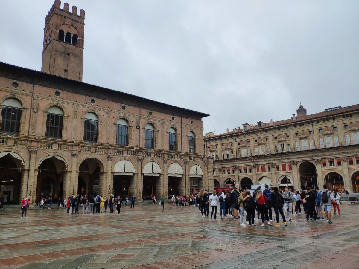 webjmsantandreu's tweet photo. Comença el viatge a Itàlia de 4t ESO. Avui Bologna #SonJM #gaudimaprenent #finalESO https://t.co/6L1wSt5NDl