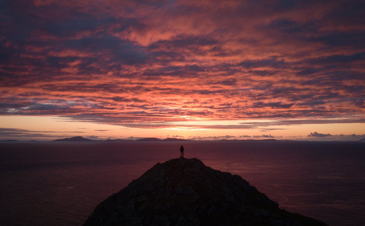 Sunset on Skye last week, actual fire 🔥🔥🔥

#sunset #isleofskye #neistpoint #djiglobal