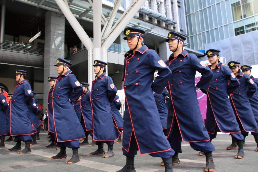 東京五輪スタッフのユニフォーム ちょっとオシャレな感じを狙うならこれくらいやって欲しい これならボランティアやる むしろ抽選案件 Togetter