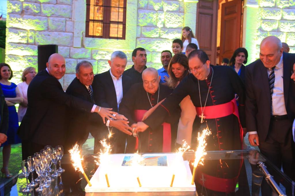 sleimanfrangieh's tweet photo. فرنجيه يشارك في تدشين كنيسة مار روحانا في بنشعي ويتسلم مفتاح البلدة @rimafrangieh
https://t.co/Wui0Qh5ucm https://t.co/kbcOyHouLK
