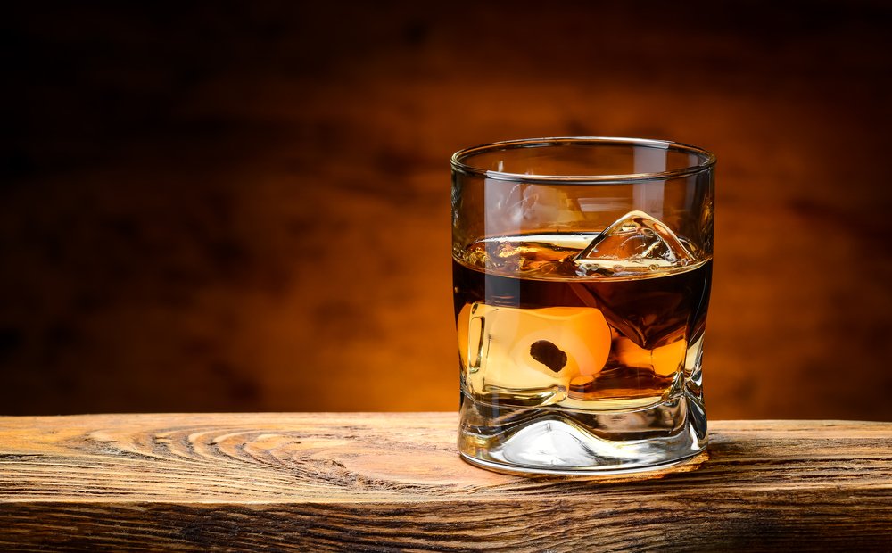 Un Gurú of Spirits sabe que el #whisky es el resultado de la destilación de materias primas de origen agrícola como la cebada o el maíz...para luego madurar en barricas de madera de roble. #PalabradeGuru #GuruOfSpirits ow.ly/z9Rg50uq7PI