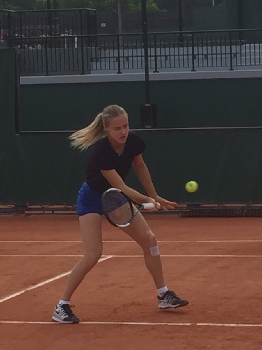 テレビ東京テニス情報 全仏オープンテニス 大坂なおみ選手の1回戦の対戦相手 スロバキアのシュミドローバも１１時から1時間程練習しました ２０１４年には全仏3回戦まで勝ち上がっています 全仏 全仏オープンテニス19 全仏オープンテニス 大坂