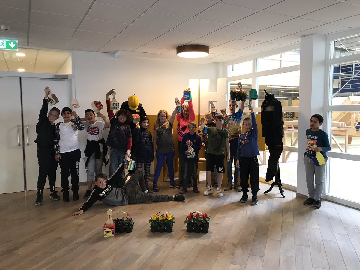 Bezoek van basisschool @DynamicaXL gehad. Groep 6 en 7 kwamen vandaag langs om te ervaren hoe leuk het bij ons is!