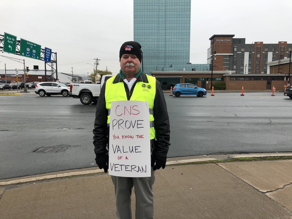 daveheintzman's tweet photo. The Commissionaires working at #Halifax Harbour Bridges &amp; HRP are rallying today at the Dartmouth end of the Macdonald Bridge fighting for better wages and benefits. They’re asking for the same benefits package that was given to non unionized employees. @NEWS957 https://t.co/Jn9kPhmBYg