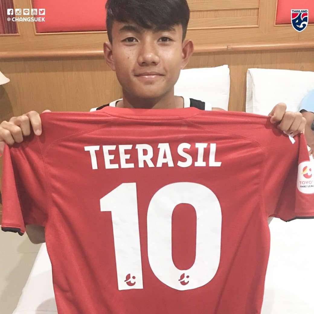tactictimes's tweet photo. Suphanat Mueanta with Teerasil Dangda's kit. Photos from @Changsuek_TH #suphanat #mueanta #teerasil #dangda https://t.co/taJCFScZqK