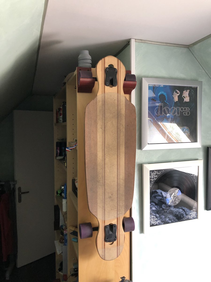 YoumanTwitt's tweet photo. La planche trainait dans ma chambre. Ça m’a saoulé, et je lui ai trouvé une place 😁 Dessiné avec #Inventor et imprimé avec PLA et imprimante @emotiontech
(Le papier peint est dégueulasse oui) https://t.co/tmgjljqu6V