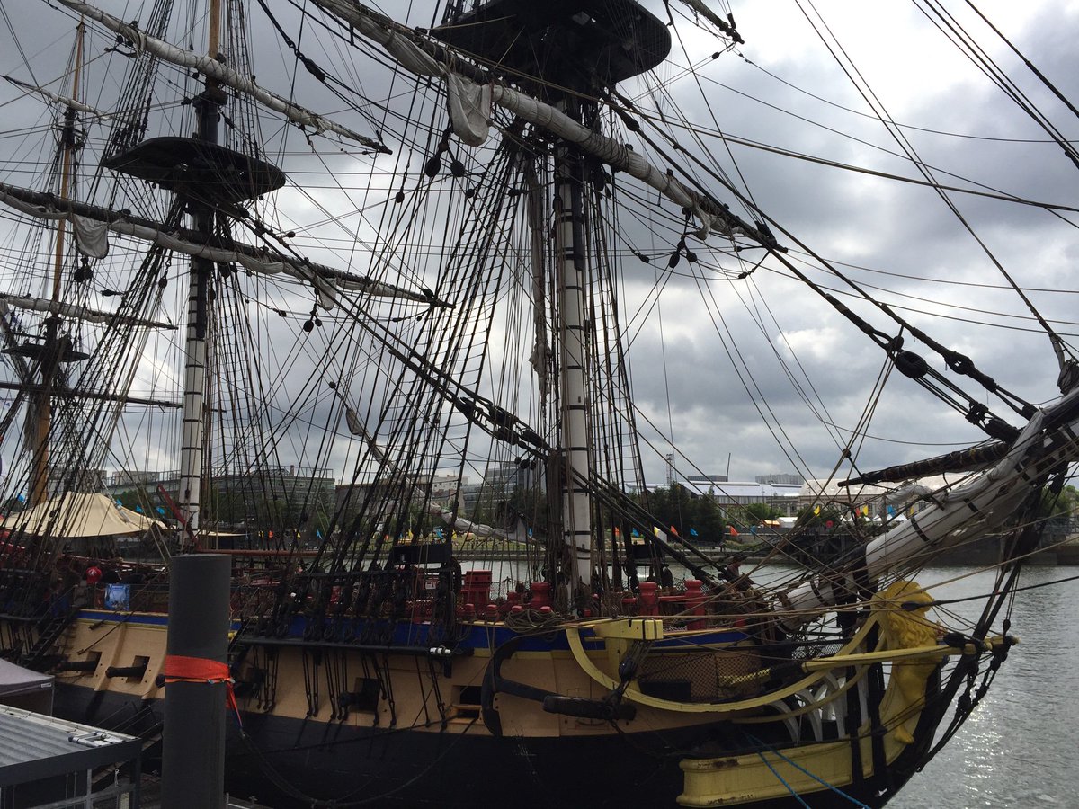 alex_d44's tweet photo. Les dernières heures du @troismats_Belem et de @LHERMIONE_SHIP dans le port de #Nantes #DeborddeLoire ⚓️ https://t.co/m0G7QVsWin