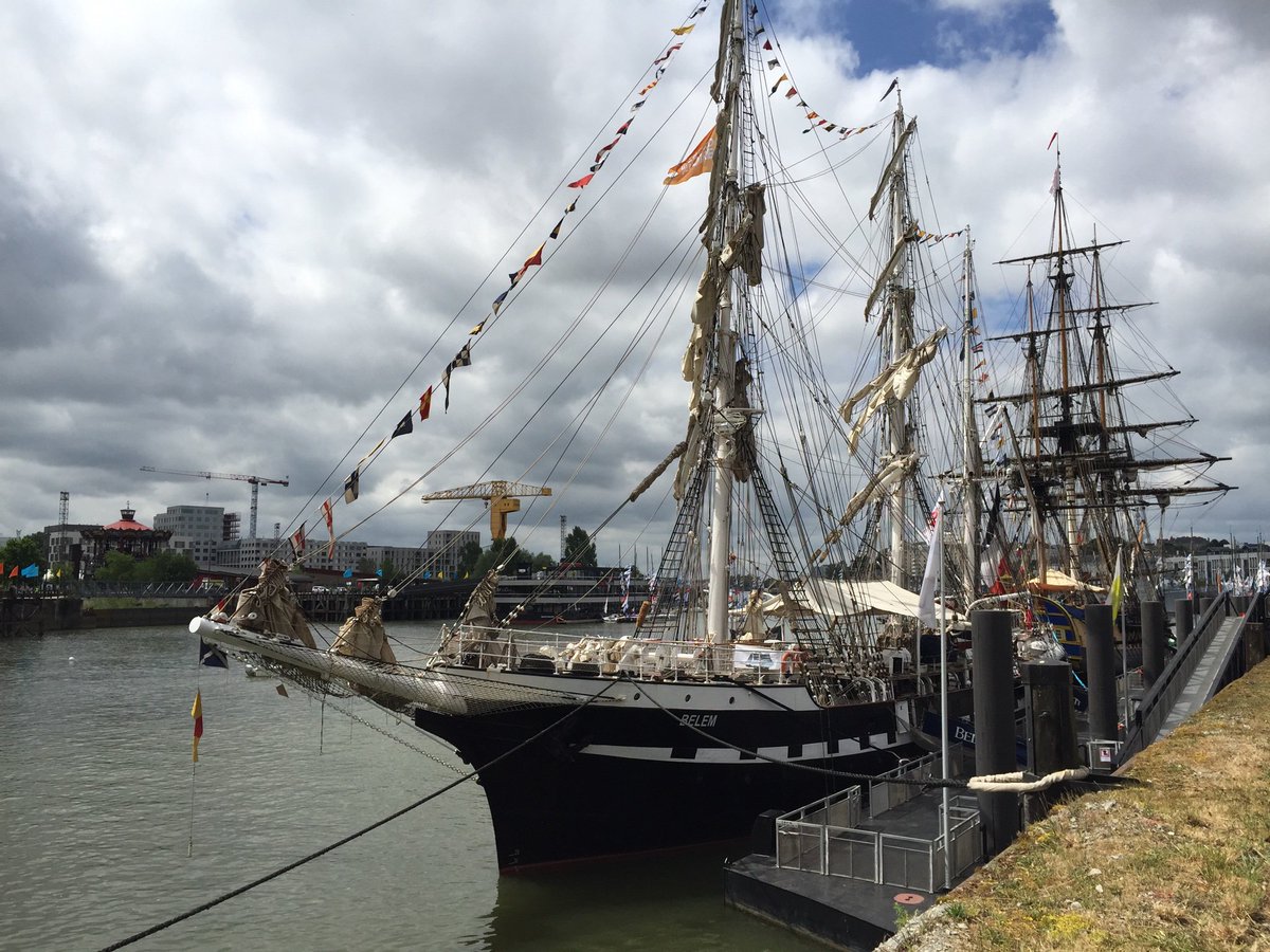 alex_d44's tweet photo. Les dernières heures du @troismats_Belem et de @LHERMIONE_SHIP dans le port de #Nantes #DeborddeLoire ⚓️ https://t.co/m0G7QVsWin