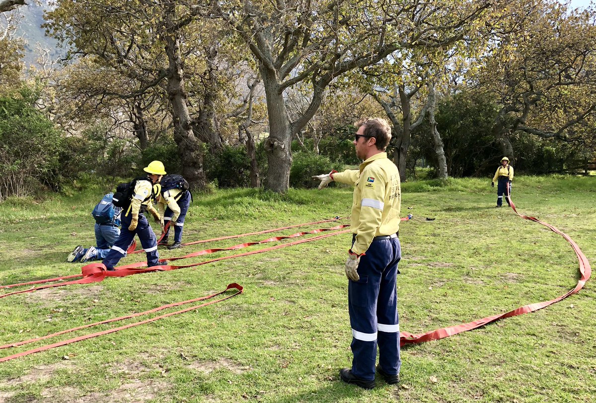 BirkettSoph's tweet photo. Interesting @vwsfires training session yesterday on the Noordhoek Common with half the active members being deployed to the #OceanViewFire - The remaining members continued the training session with our new recruits for 2019 #VWS_SPS #FireIsEveryonesFight https://t.co/VmCVjC38AF