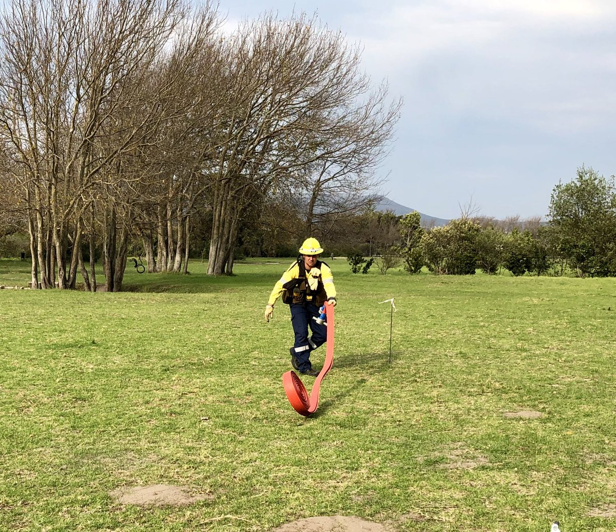 BirkettSoph's tweet photo. Interesting @vwsfires training session yesterday on the Noordhoek Common with half the active members being deployed to the #OceanViewFire - The remaining members continued the training session with our new recruits for 2019 #VWS_SPS #FireIsEveryonesFight https://t.co/VmCVjC38AF
