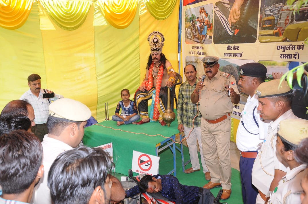 sdsl4u's tweet photo. Organized road Safety play in the collaboration of traffic police, Hanumangarh.
#rawanforroadsafety
#speed
@akshaykumar
@Npunjabibyheart 
@anuragkul 
@ZolekaMandela https://t.co/DPLEyIwVW8