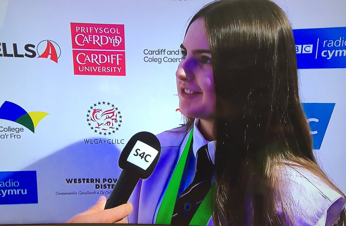 Canlyniad cyntaf <a href="/EisteddfodUrdd/">Eisteddfod yr Urdd a’r Celfyddydau</a>! Llongyfarchiadau mawr i Seren Jenkins ar gipio Y Fedal Gelf, Dylunio a Thechnoleg Eisteddfod yr Urdd Caerdydd a'r Fro! Ewch draw i weld y gwaith sy’n cael ei arddangos yn yr Eisteddfod drwy gydol yr wythnos.