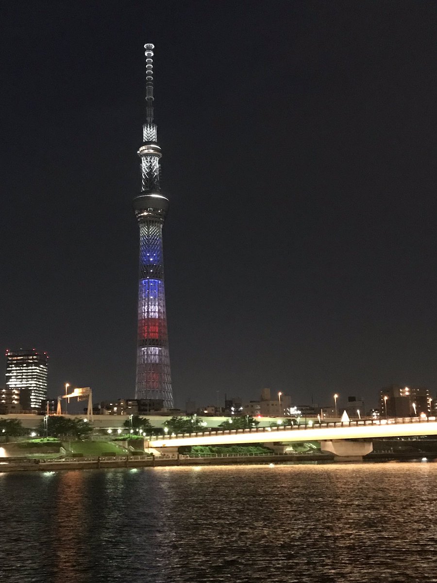 zoomer0's tweet photo. 星条旗をモチーフにしたイルミネーションらしい。 https://t.co/zUZnpxkx81