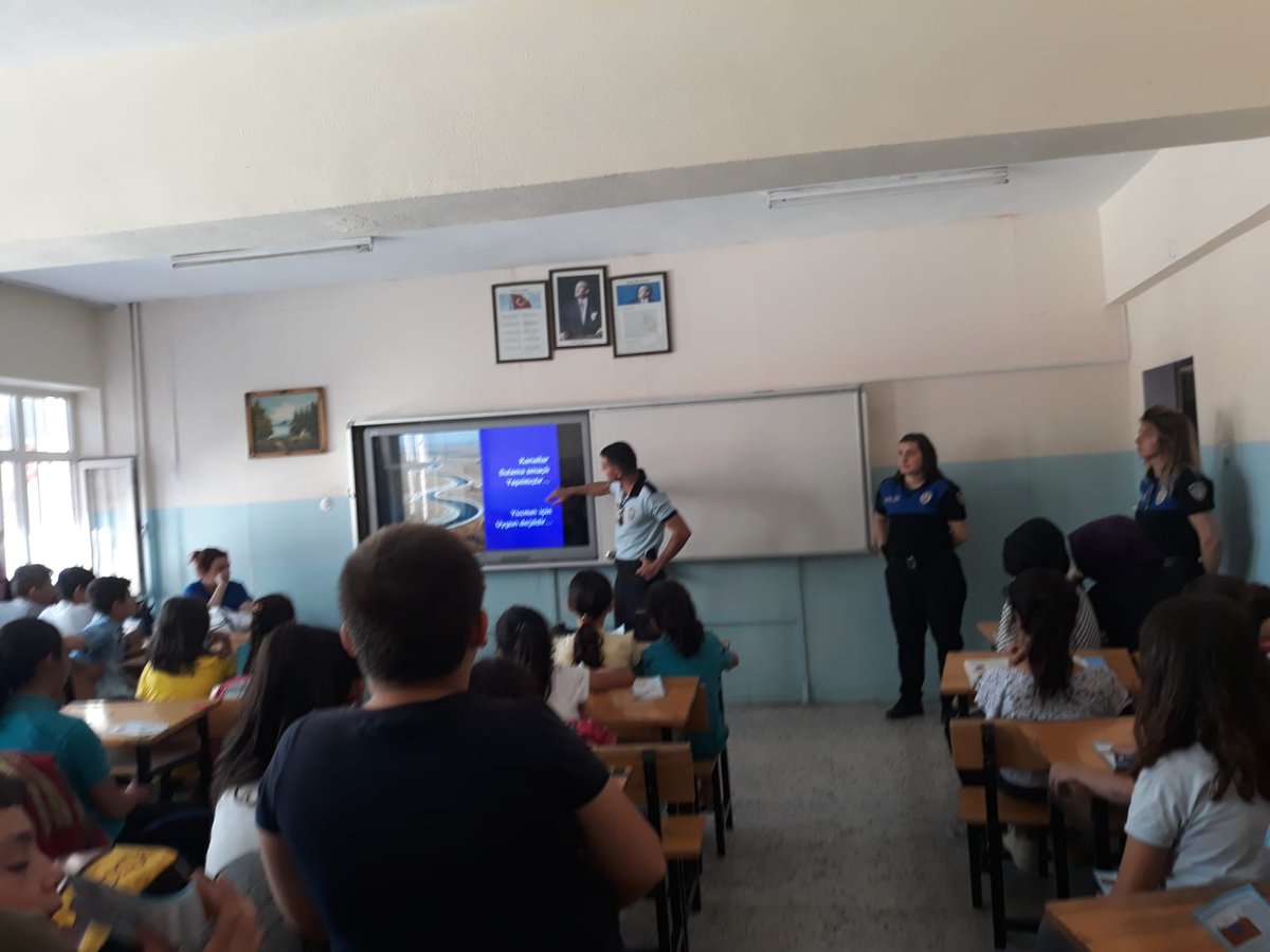 KarakopruO's tweet photo. Karaköprü ortaokulunda kanala değil havuza projesi kapsamında polisler eğitim verdi https://t.co/TUflAnWqsy